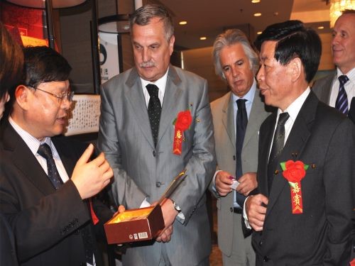 羅馬尼亞湖南黑茶推介會上，周重旺董事長在向客商介紹臻藏茯茶_副本